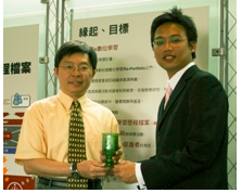 Kun-Huang Huarng (left) has won an Outstanding Service Award in the Literati Network 2008 Awards for Excellence.